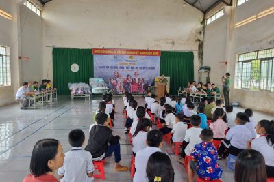CHƯƠNG TRÌNH “CHUNG TAY VÌ CỘNG ĐỒNG – TIẾP SỨC TRẺ EM ĐẾN TRƯỜNG” LAN TỎA YÊU THƯƠNG ĐẾN HỌC SINH CÓ HOÀN CẢNH KHÓ KHĂN